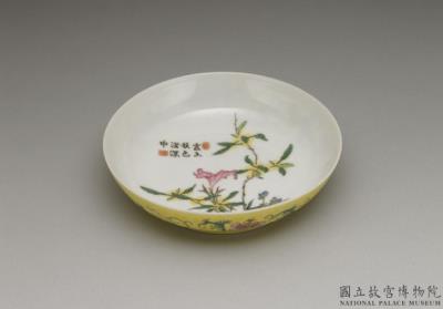 图片[2]-Dish with flower inside a carved yellow exterior in falangcai painted enamels, Qianlong reign (1736-1795), Qing dynasty-China Archive